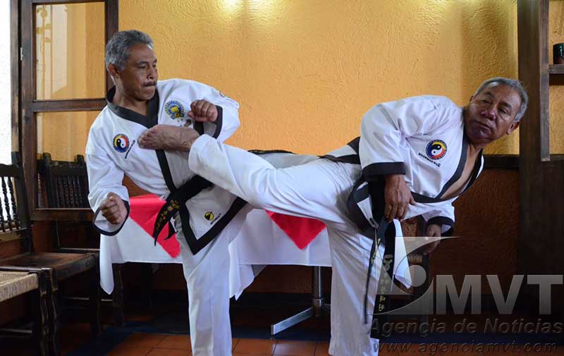 Profesor de taekwondo quiere mejorar su grado