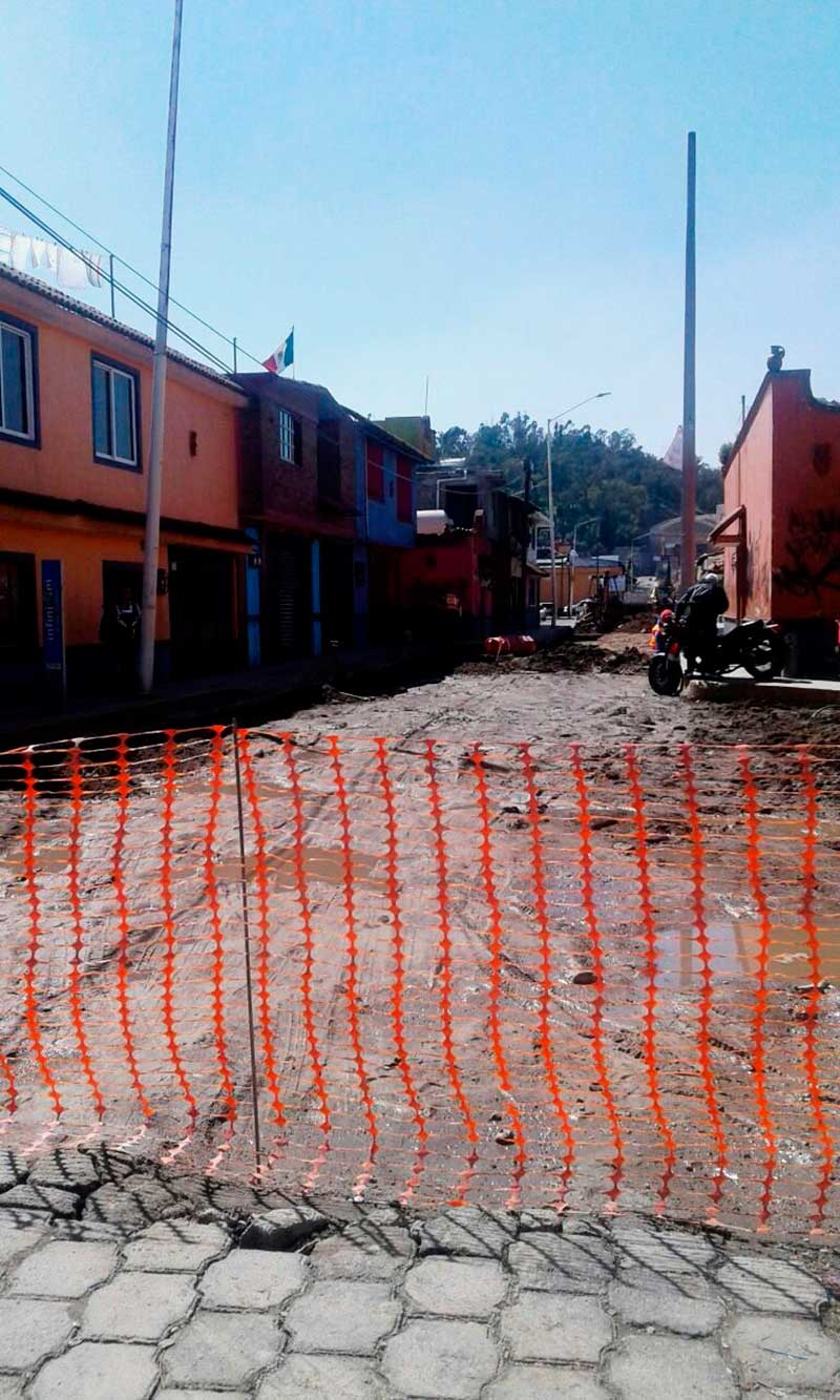 Rehabilitan adocreto en calles de Metepec