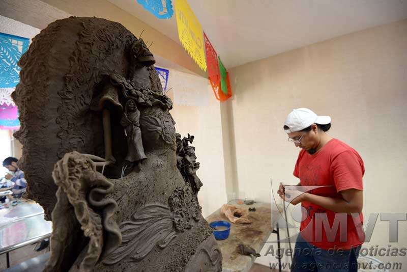 Concursan 58 artesanos para crear la Catrina más bella en Metepec