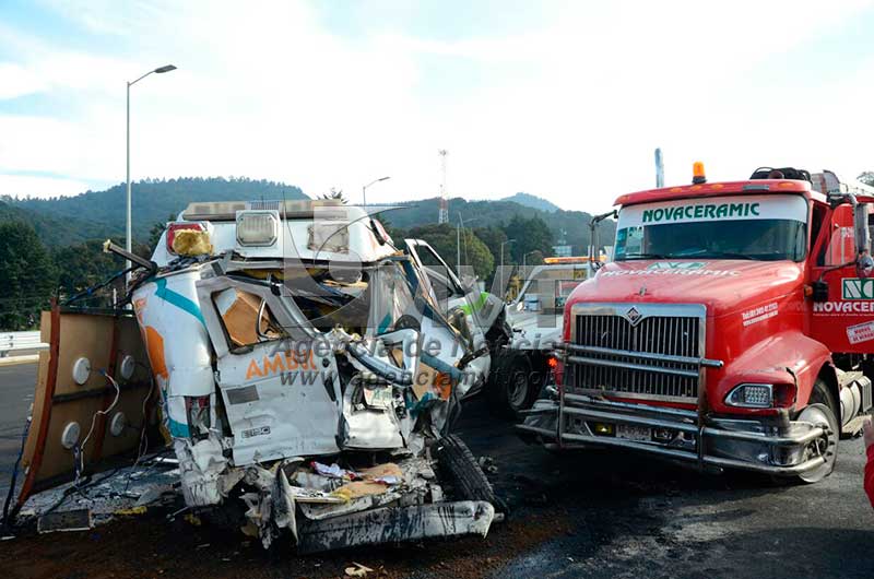 Tráiler embiste ambulancia en la nueva autopista La Marquesa-Lerma