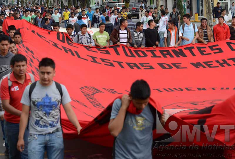 Normalistas de Tenería retienen 36 autobuses; preparan marcha