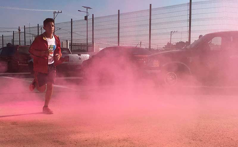 Habitantes de Zinacantepec protagonizaron carrera de colores