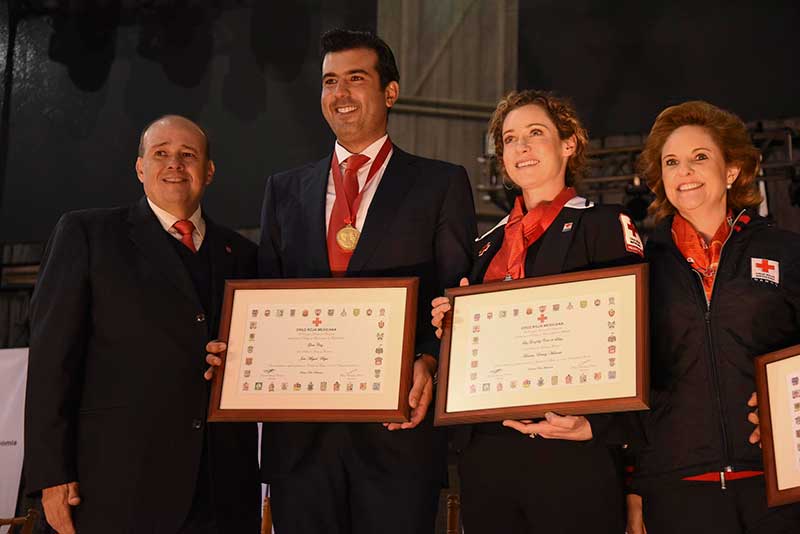 Recibe José Miguel Bejos Medalla de la Gran Cruz