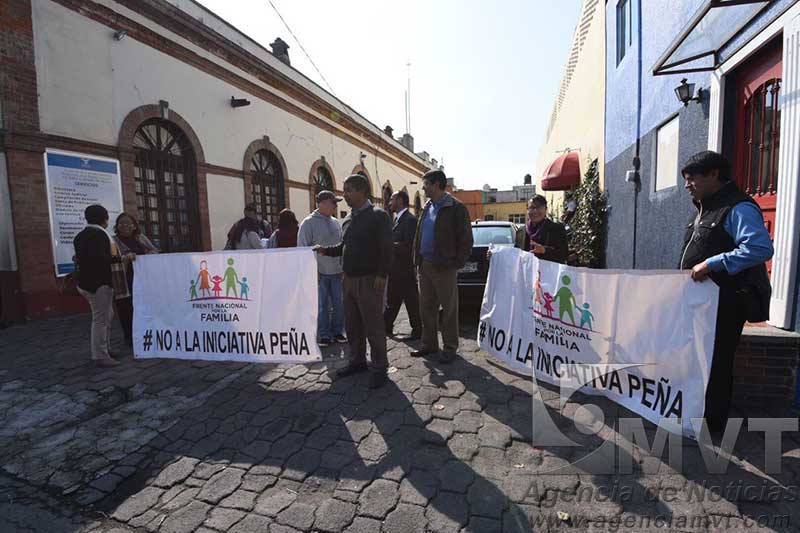 Presionan padres de familia a Suprema Corte contra matrimonios igualitarios