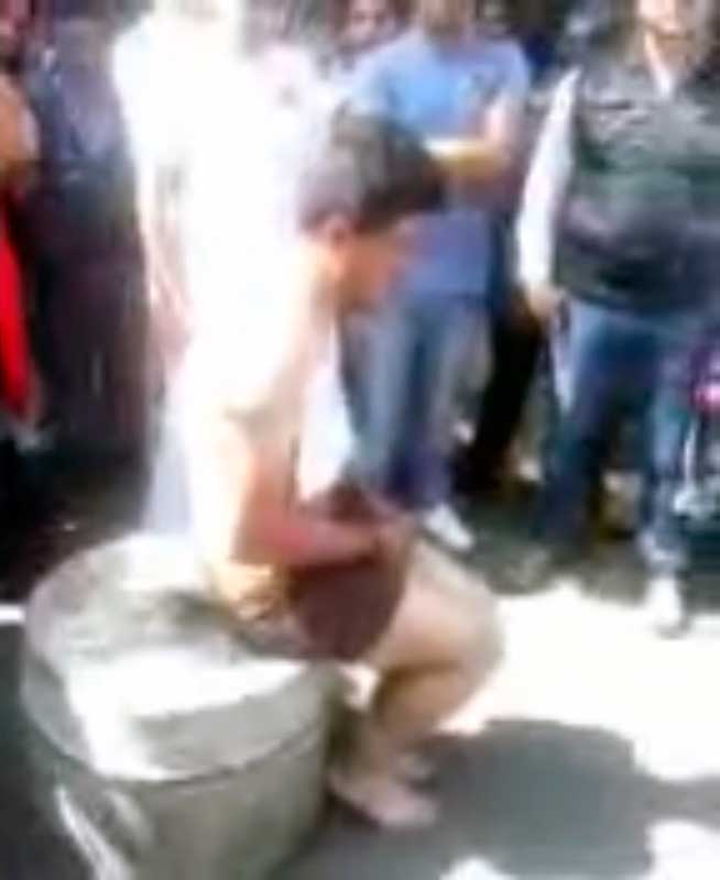 A cinturonazos castigan comerciantes a presunto ladrón en Toluca