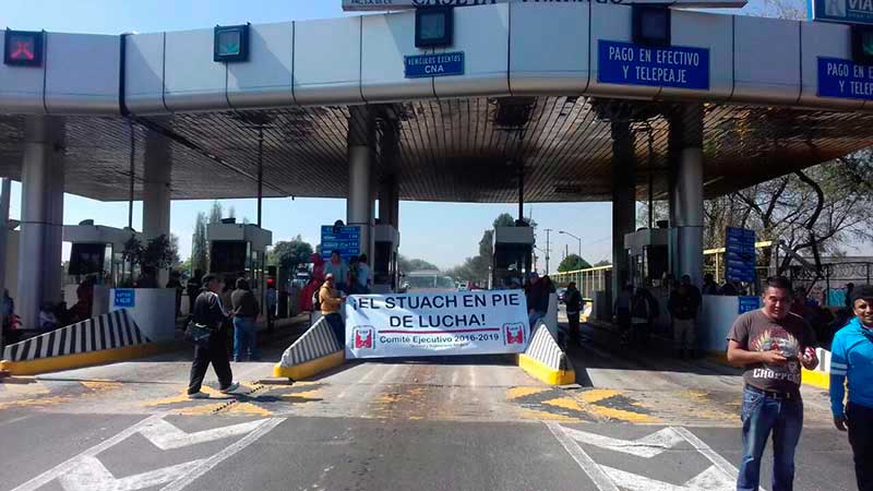 Marchan y bloquean casetas trabajadores de Chapingo por vales de despensa