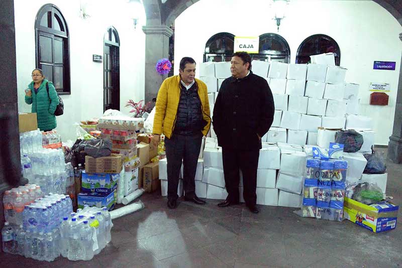 Entregan ayuda donada por habitantes de Nezahualcóyotl a víctimas de Tultepec