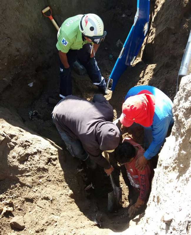 Hombre queda sepultado en zanja y sobrevive, en Toluca
