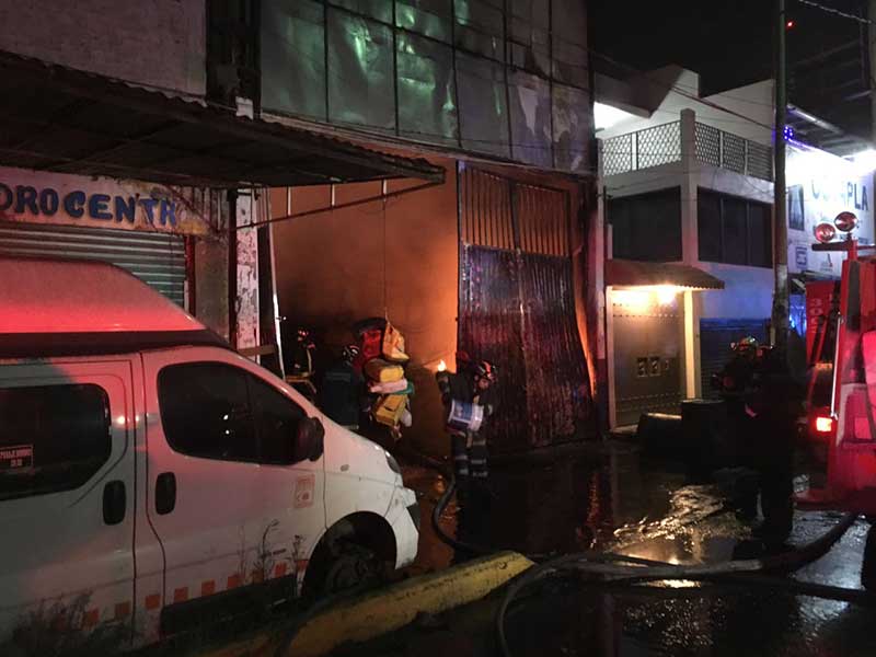 Incendio consume llantera en Ecatepec
