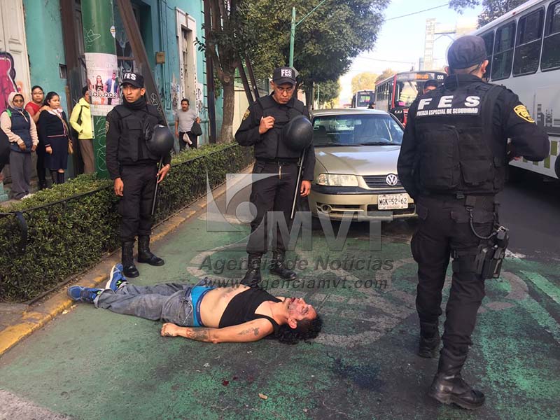 Frustran ciudadanos, a golpes, intento de robo de auto en centro de Toluca