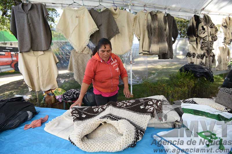 Artesanos de Toluca ofrecen de todo para quitarse el frío