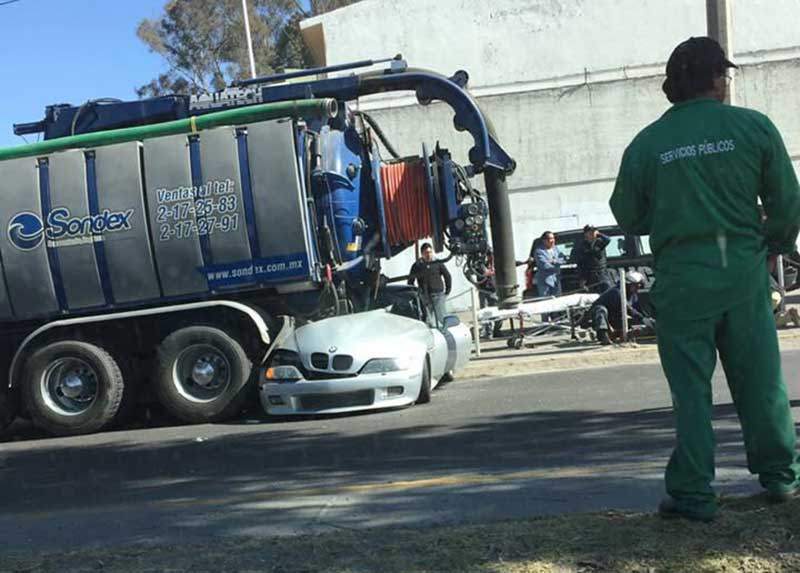 Resulta mal herido conductor de BMW al chocar contra vehículo de desazolve