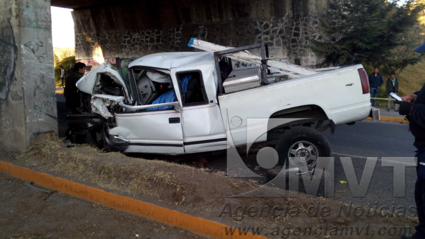 Murió al impactarse contra puente vehicular en Zinacantepec