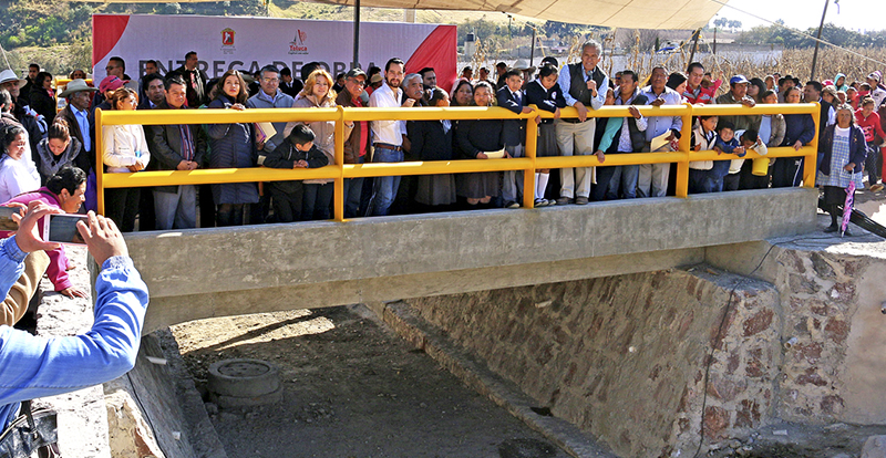 Entrega Fernando Zamora puente en Santiago Tlacotepec