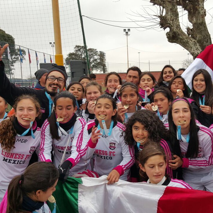 De manteles largos las Lioness de Metepec