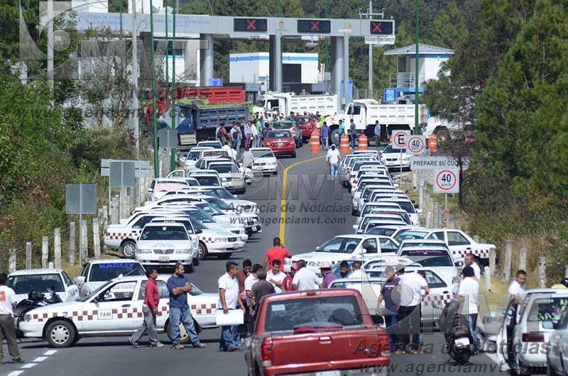 Transportistas bloquean autopista Tenango-Ixtapan en protesta por aumento a gasolina