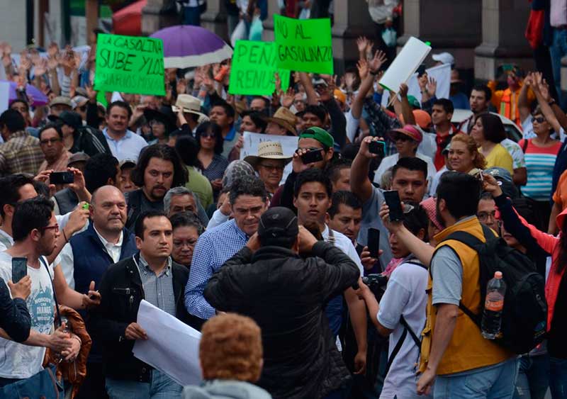 Expulsan de marcha a ex alcalde de Toluca por intentar sacar “raja política”