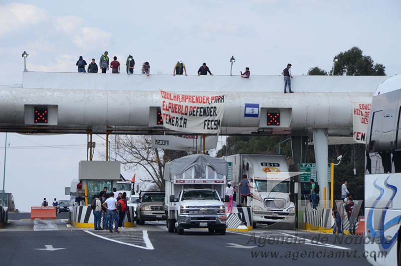Alumnos de la Normal de Tenería se manifestaron en la caseta el Dorado de la entidad mexiquense