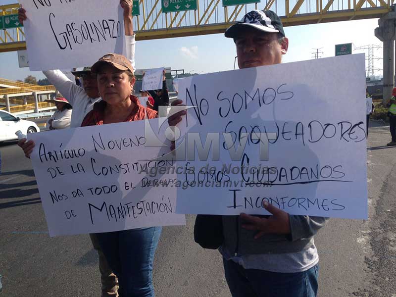 Expresan pacíficamente rechazo al “gasolinazo” en autopista México-Toluca