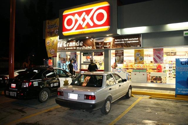 Dos menores de edad fueron detenidos por robar botellas de alcohol en Oxxo
