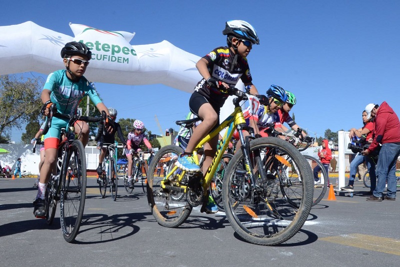 Niños ciclistas compiten en Metepec