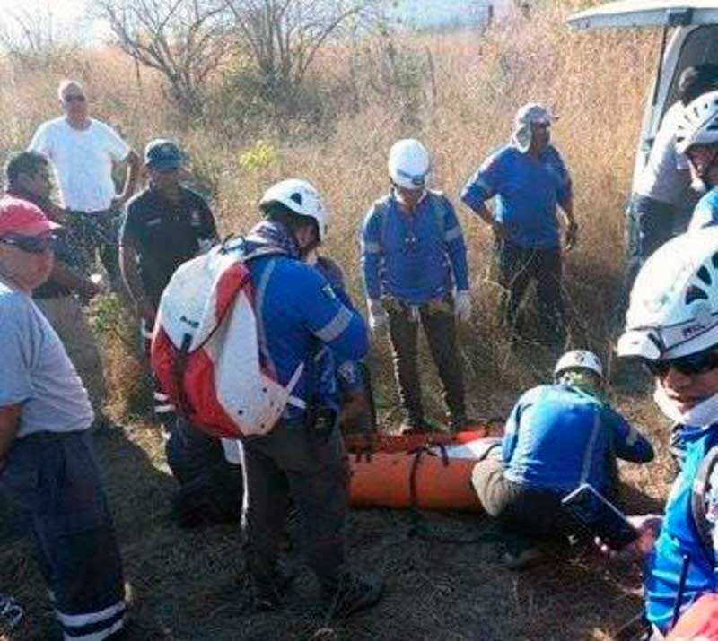 Rescatistas mexiquenses recuperan cadáver en Guerrero