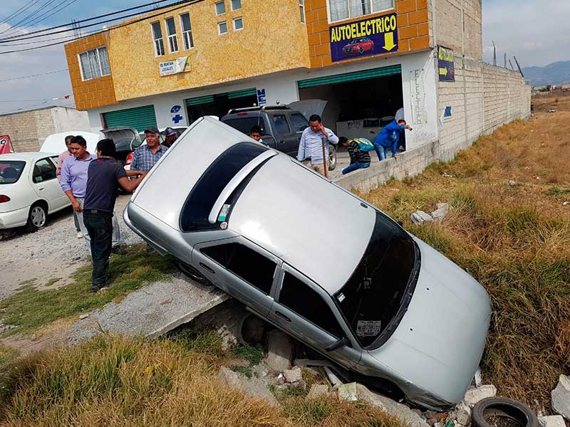 Se fue auto a una zanja en Toluca