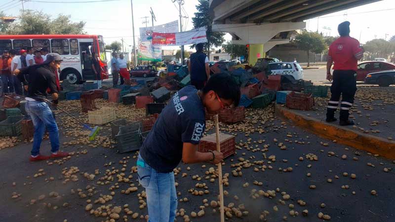 Cayó carga de papas desde lo alto de puente vehicular en Zinacantepec