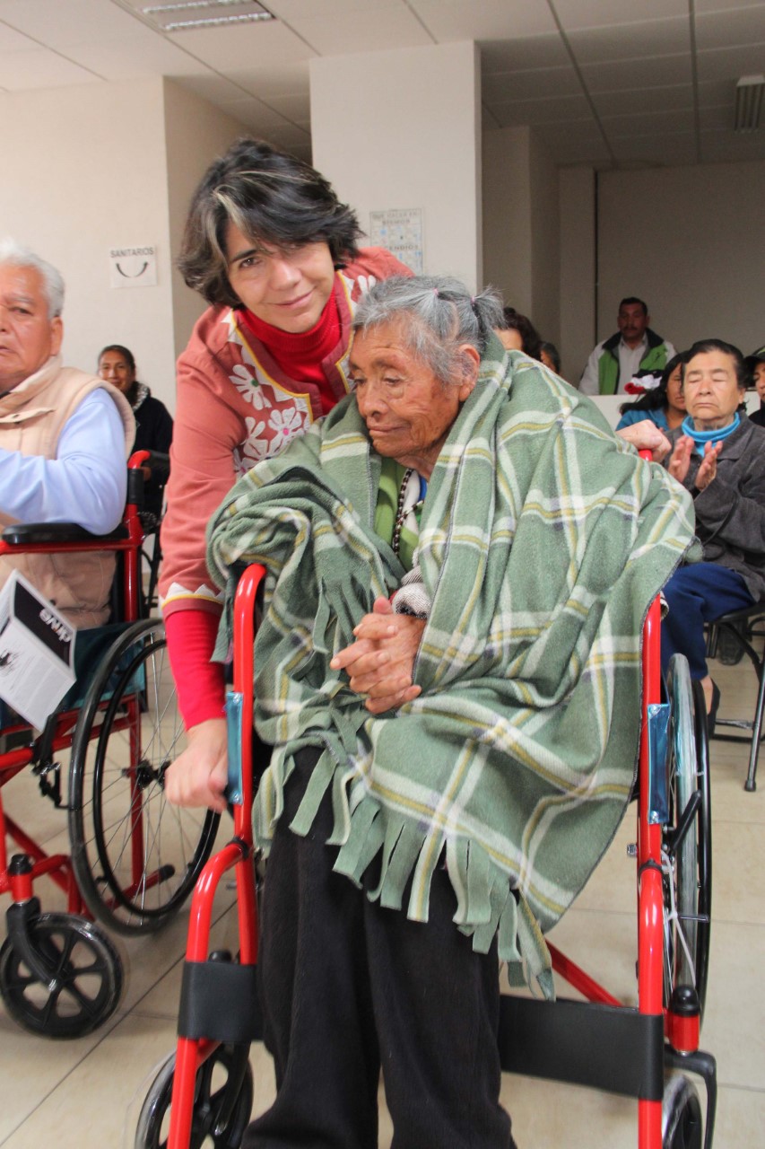 Entrega DIF Toluca apoyos a personas con discapacidad y adultos mayores