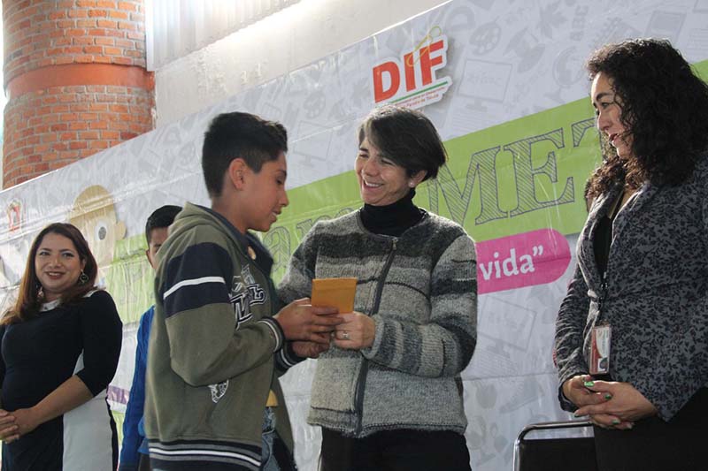 Niños del municipio de Toluca recibieron 68 becas del programa Menores Trabajadores Urbano Marginales