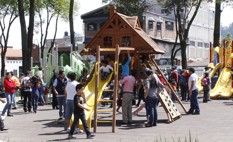 Rehabilita gobierno municipal juegos infantiles en parques de Toluca