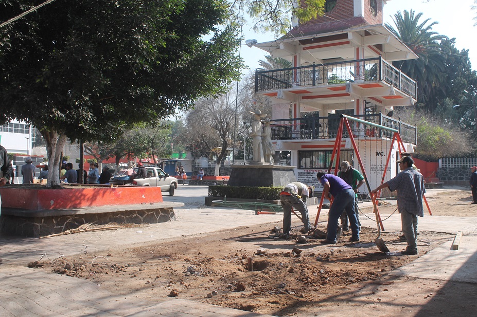 Elementos de seguridad obstaculizan obra de remodelación de la plaza cívica en Los Reyes la Paz