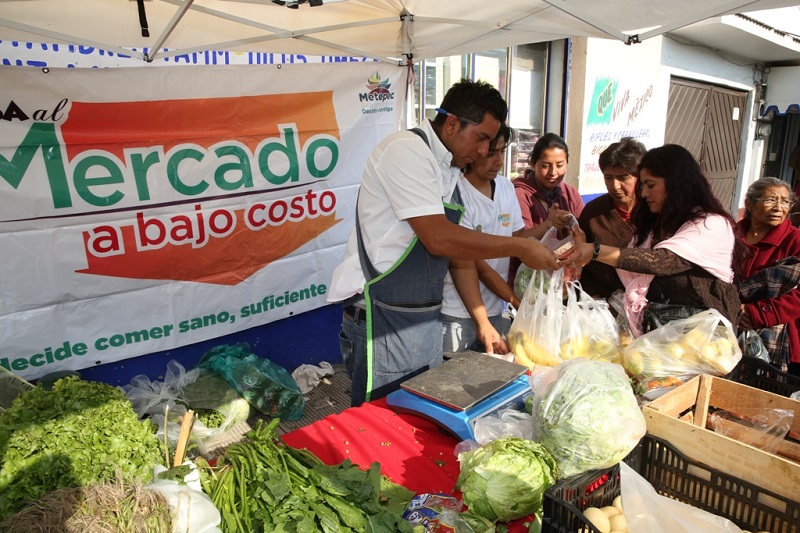 Aprovechan amas de casa en Metepec, programa Mercado a bajo costo