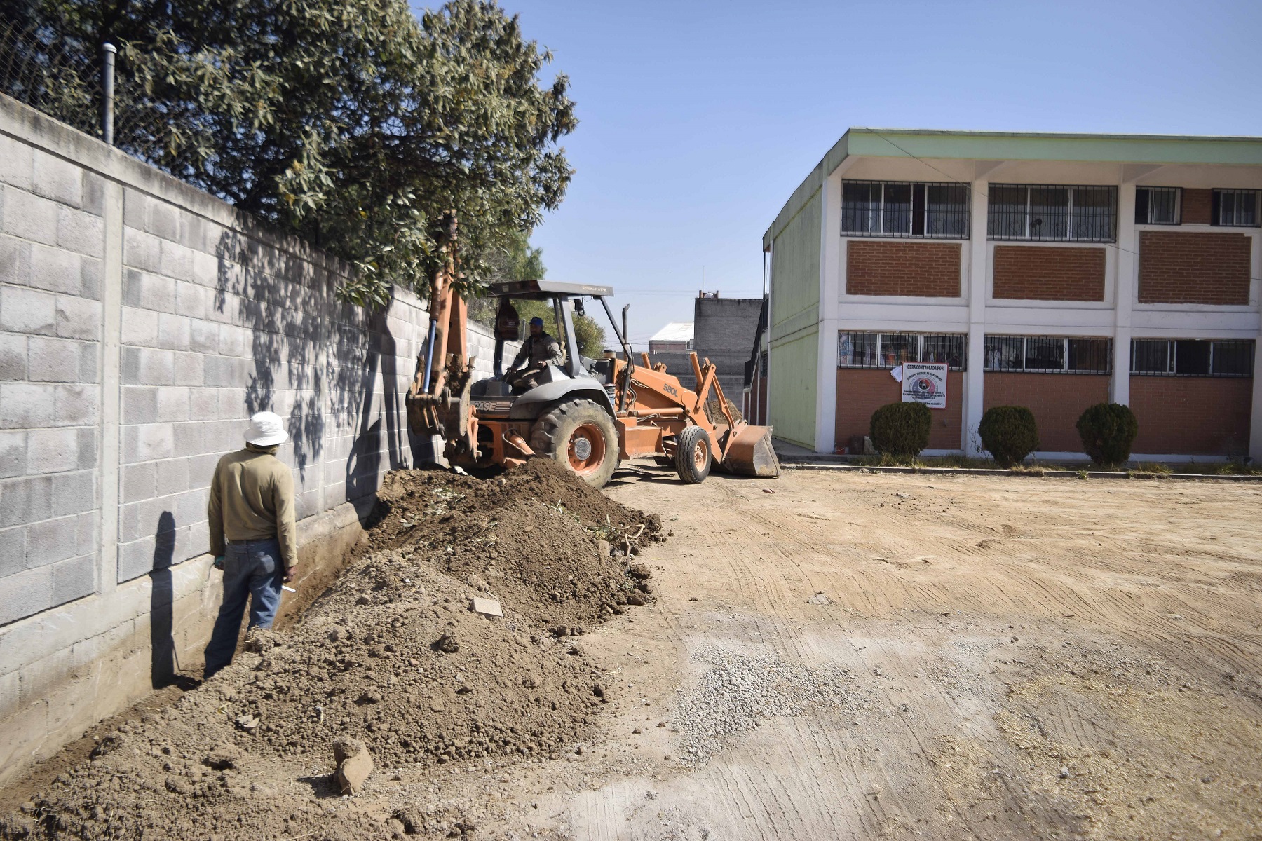 Estudiantes y profesores se oponen a bloqueo del Ayuntamiento de Texcoco en obra escolar
