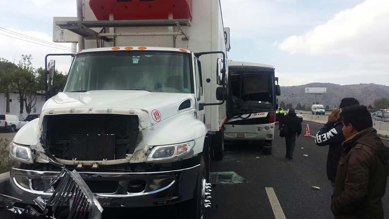 Deja 13 lesionados choque entre autobús y camión en la México Puebla.