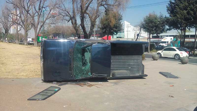 Camioneta trepa a camellón y vuelca en Metepec