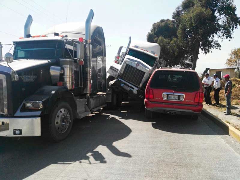 Choque entre tráileres colapsó el tráfico en la Toluca-Tenango del Valle