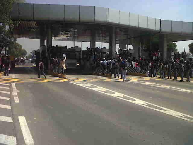 Protestan ciudadanos por incremento al precio del peaje en la autopista Peñón- Texcoco