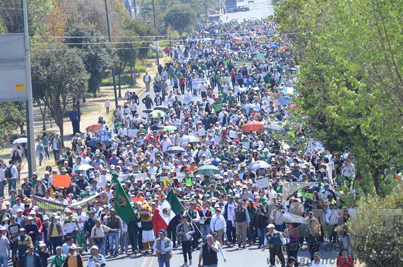 Marchan cientos en Toluca a favor del diálogo y contra muro de Trump