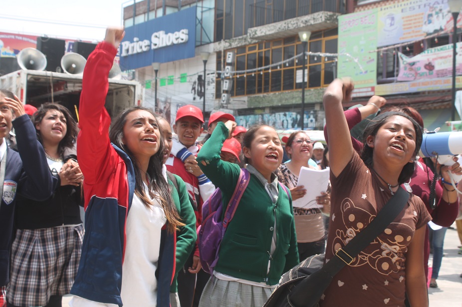 Estudiantes de Los Reyes la Paz reclaman mejores condiciones educativas