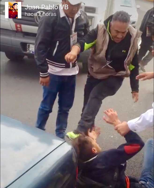 Verificadores de Toluca arremeten contra anciano ambulante y universitarios que graban abuso