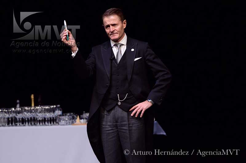 Capacita a estudiantes mexiquenses mayordomo de la Casa Real de Inglaterra