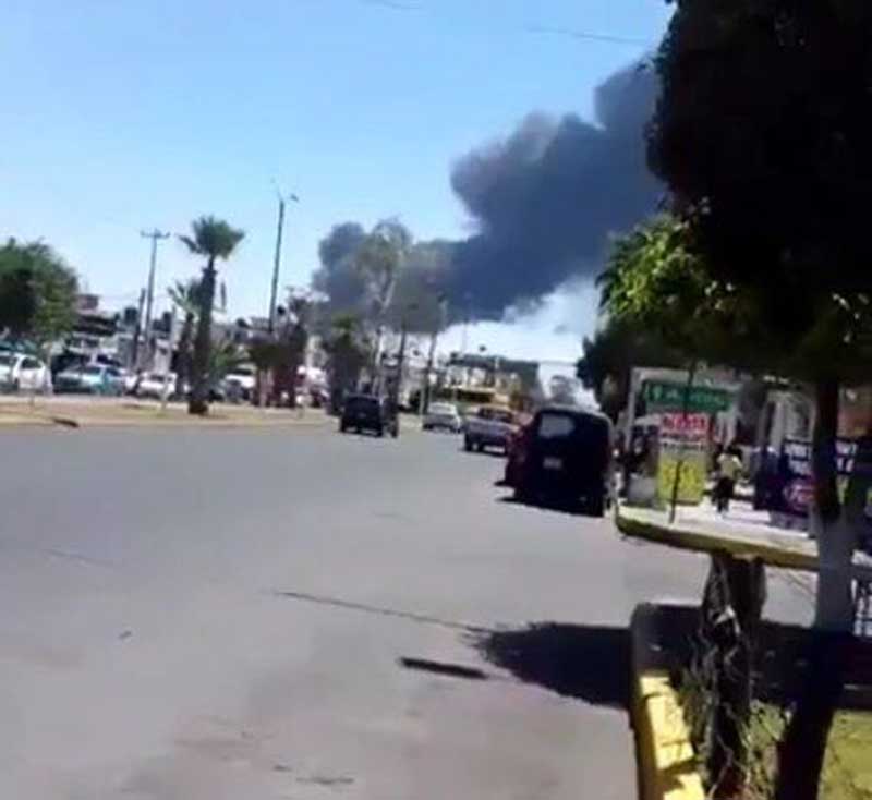 Incendio en Ecatepec hace huir a cientos y derrite pavimento en Circuito Exterior Mexiquense