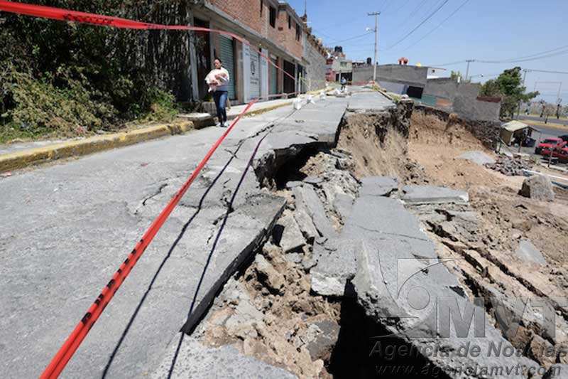 En riesgo más de 200 personas por fisura en el barrio La Teresona, de Toluca