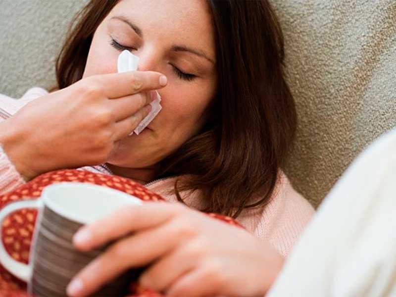 Explica Issemym diferencia entre resfriado y alergia