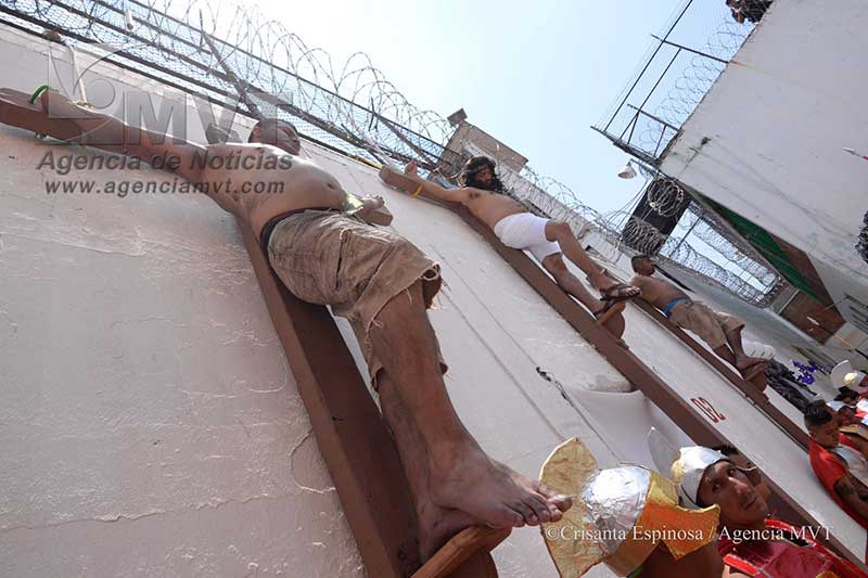 Presos del penal de Ixtlahuaca viven la Pasión y Crucifixión de Cristo