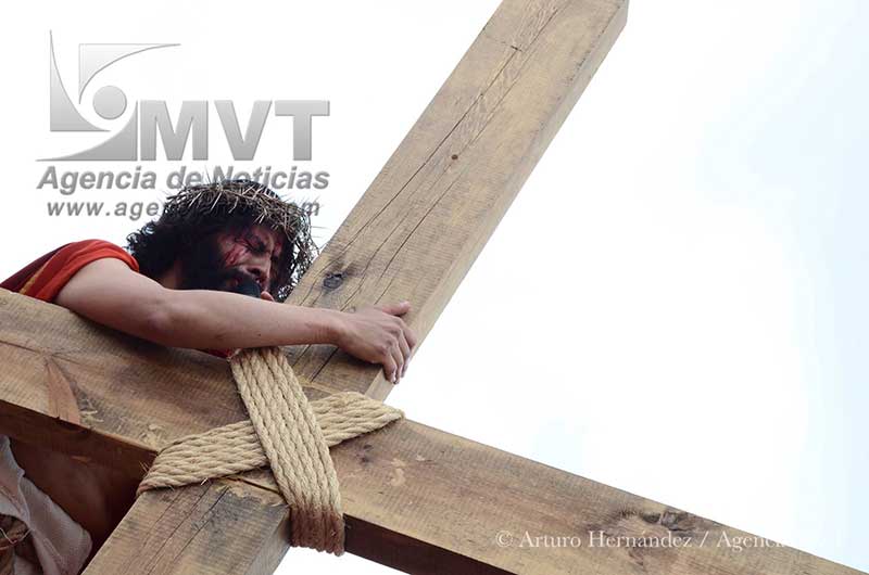 Más de 5 mil asistentes en representación 49 de pasión y crucifixión de Jesús en Metepec