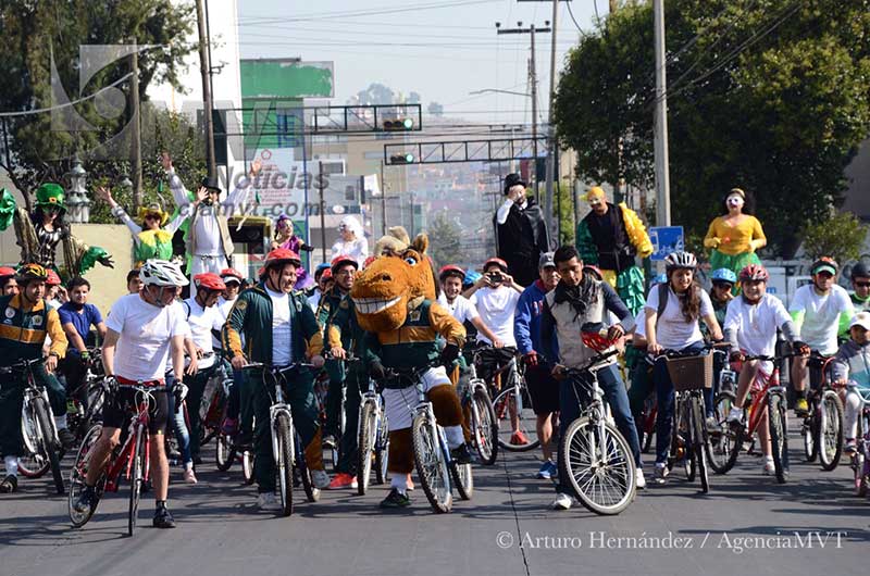 Ruedan universitarios bicicletas promoviendo lectura y deporte