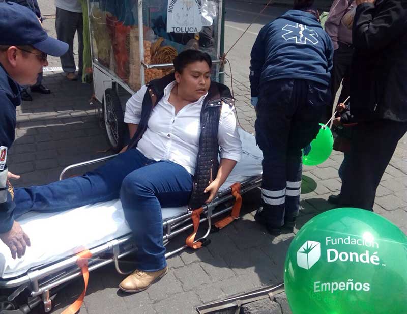 Cae mujer a coladera abierta en centro de Toluca