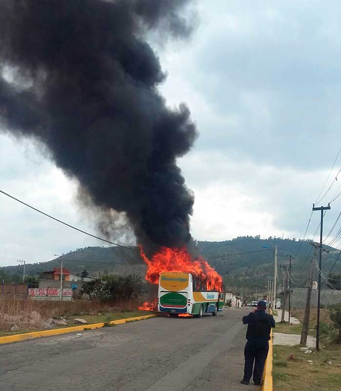 Destruyen e incendian autobús que atropelló a una menor en Temascalapa